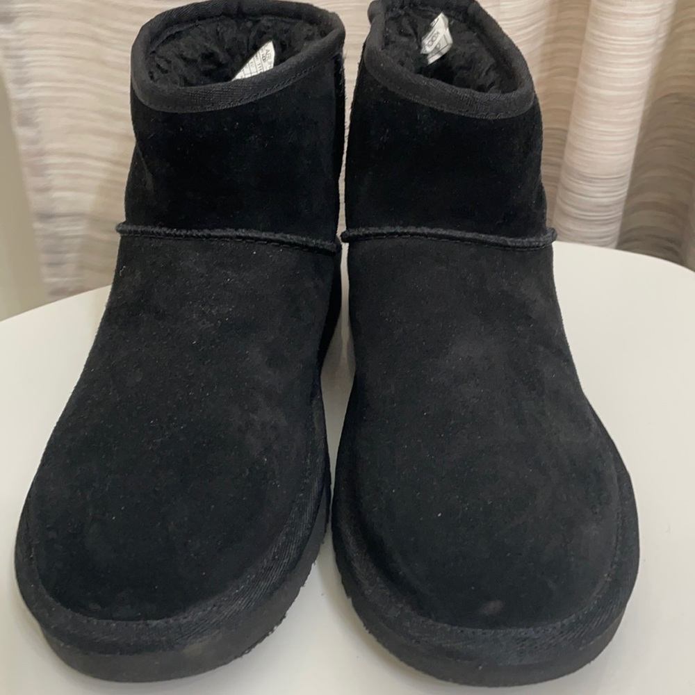 Only used 2x Koolaburra by Uggs sz 5. Black